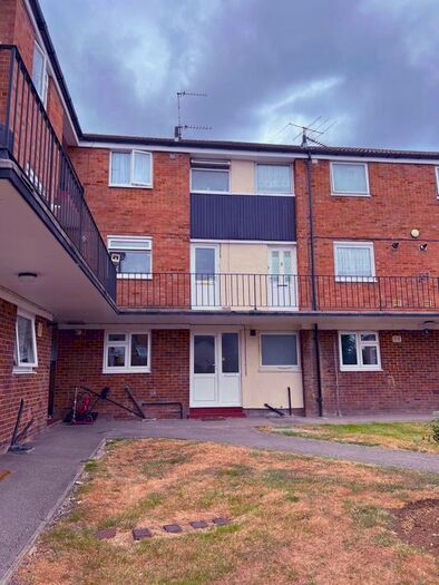 2 Bedroom Flat To Rent In Flat, Windsor House, UB5