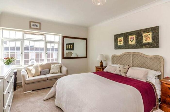 2 Bedroom Flat To Rent In Golders Green Crescent, Bank Mansions Golders Green Crescent, NW11