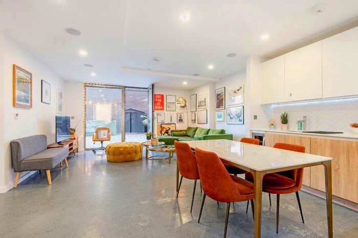 3 Bedroom Flat To Rent In Helmsley Street, London, E8