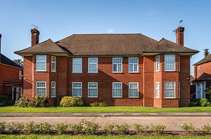 2 Bedroom Maisonette For Sale In Belmont Close, Cockfosters, Barnet, EN4