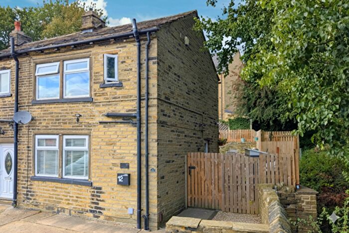 3 Bedroom End Of Terrace House For Sale In Mount Pleasant, Southowram, Halifax, West Yorkshire, HX3