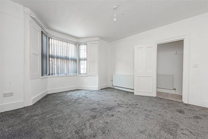 3 Bedroom Flat To Rent In Kingsdown Road, Islington, London, N19