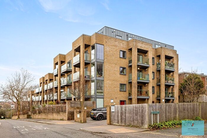 3 Bedroom Flat For Sale In Hove Park Gardens, Hove, BN3