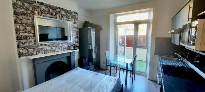 Studio To Rent In Barons Court Road, London, W14