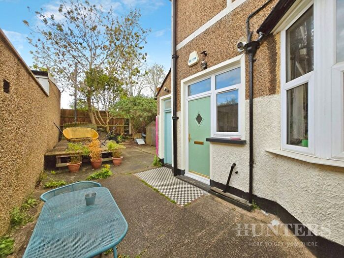 2 Bedroom Maisonette For Sale In Gordon Road, Carshalton, SM5