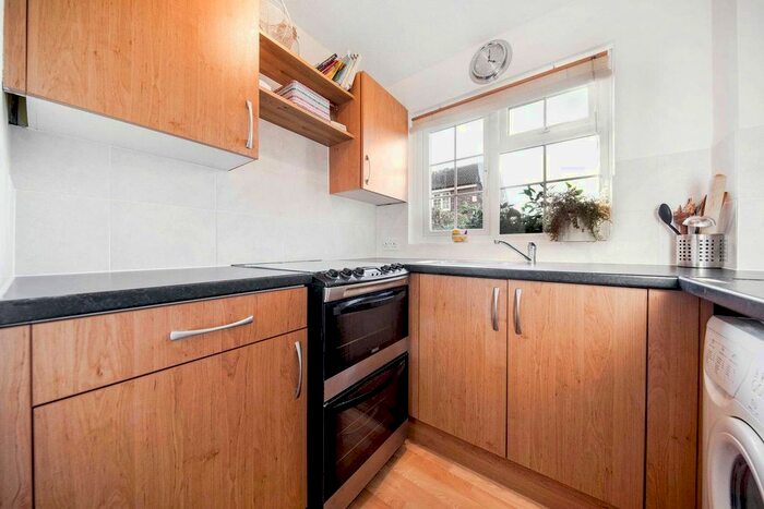1 Bedroom Flat To Rent In St Peter's Close, Earlsfield, London, SW17