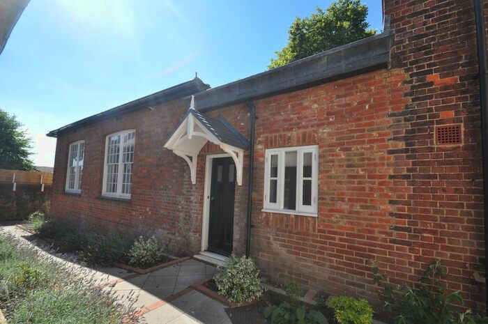 2 Bedroom Flat To Rent In Chart Road, Ashford, TN23