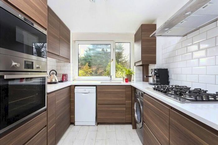 2 Bedroom Maisonette To Rent In Ravensroost, Beulah Hill, London, SE19