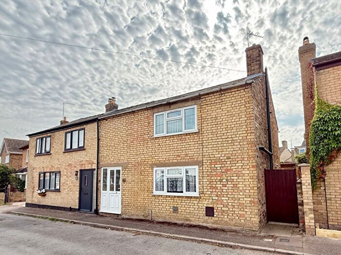 3 Bedroom Semi-Detached House To Rent In Pipers Lane, Godmanchester, PE29
