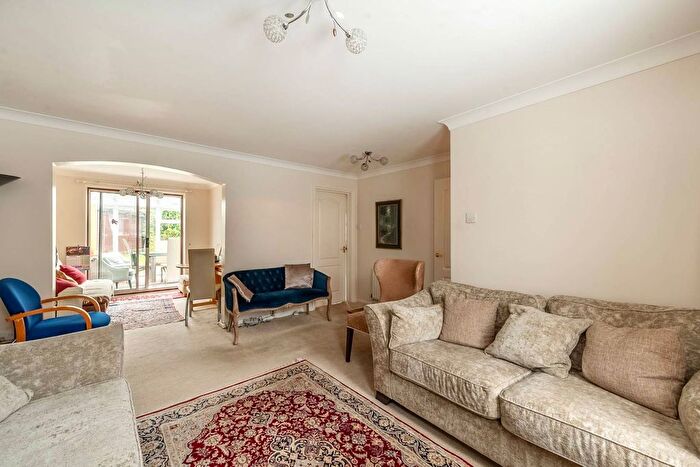 4 Bedroom Detached House For Sale In Glendevon Close, Edgware, HA8