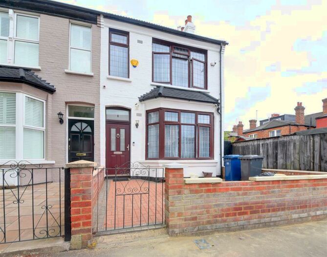 3 Bedroom House To Rent In Clifton Road, Finchley Central, N3