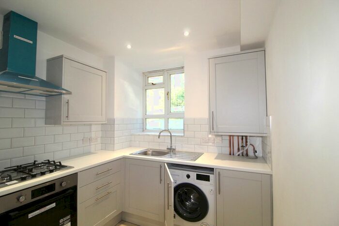 2 Bedroom Flat To Rent In Cedar Tree Grove, London, SE27