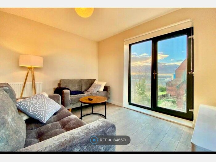 2 Bedroom Flat To Rent In Green Quarter, Cross Green, Leeds, LS9