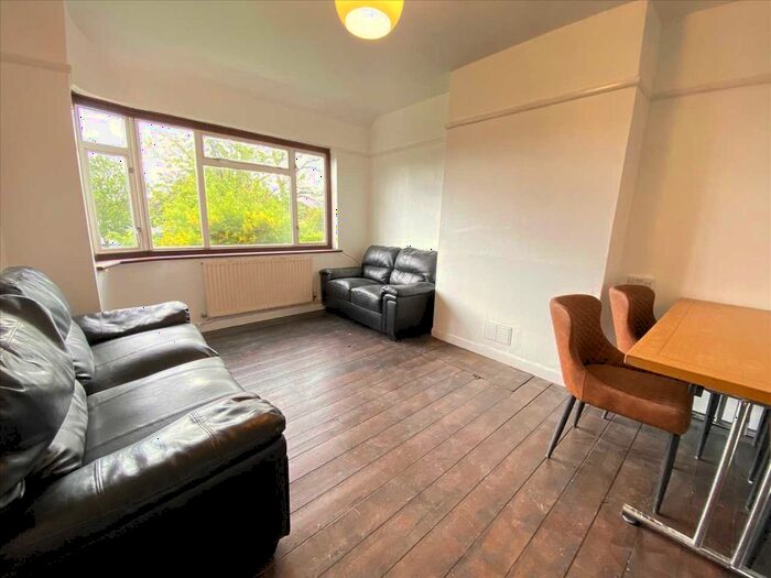 2 Bedroom Maisonette To Rent In Cavendish Avenue, London, W13