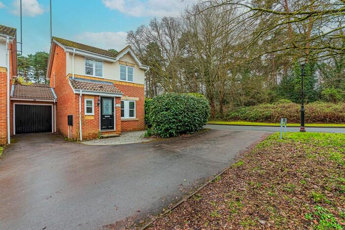 3 Bedroom Detached House To Rent In Queens Ride, Crowthorne, RG45