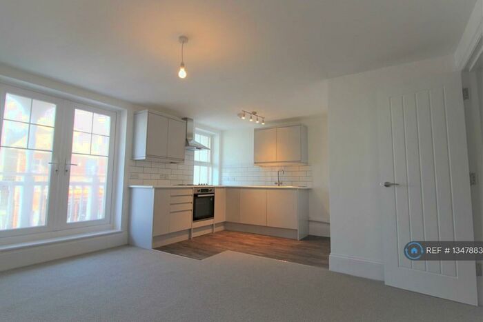 2 Bedroom Flat To Rent In Pier Street, Lee-On-The-Solent, PO13