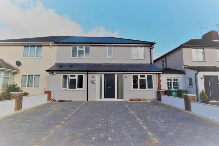 2 Bedroom Flat To Rent In Gammons Lane, Watford, WD24