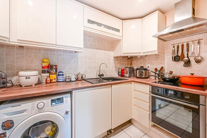 2 Bedroom Flat For Sale In Barrier Point Road, Docklands, London, E16