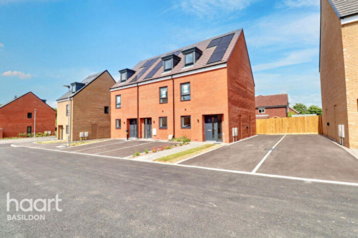 3 Bedroom Semi-Detached House For Sale In Ghyllgrove Place, Basildon, SS14