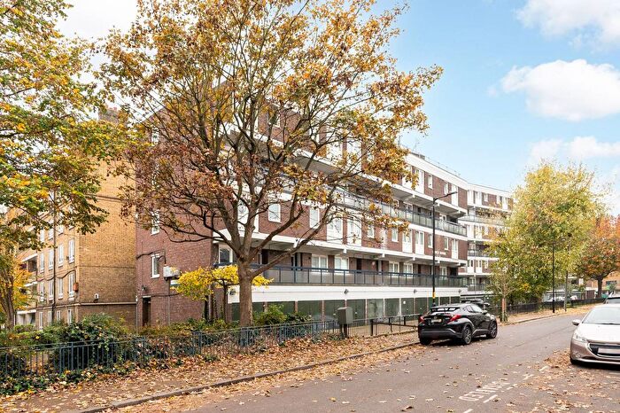 3 Bedroom Flat To Rent In Madron Street, Elephant And Castle, London, SE17