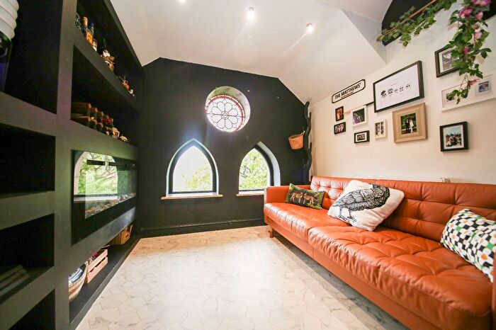 2 Bedroom Flat For Sale In Standishgate, Wigan, WN1