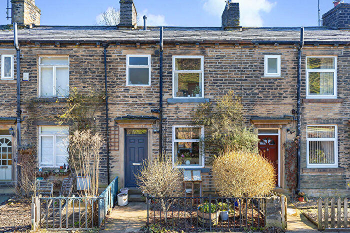 2 Bedroom Cottage For Sale In Goit Side, Luddendenfoot, HX2