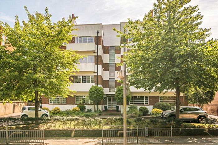 2 Bedroom Flat For Sale In Claremont Road, Surbiton, KT6