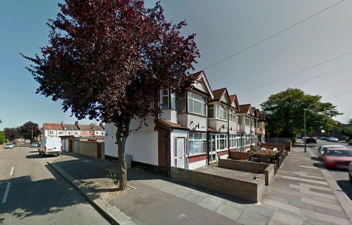 3 Bedroom End Of Terrace House To Rent In Baxter Road, Ilford, IG1