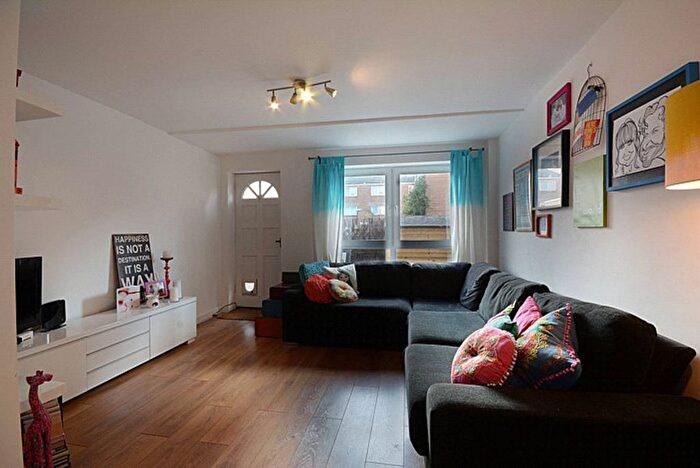 2 Bedroom Flat To Rent In Chatham Street, Elephant And Castle, London, SE17
