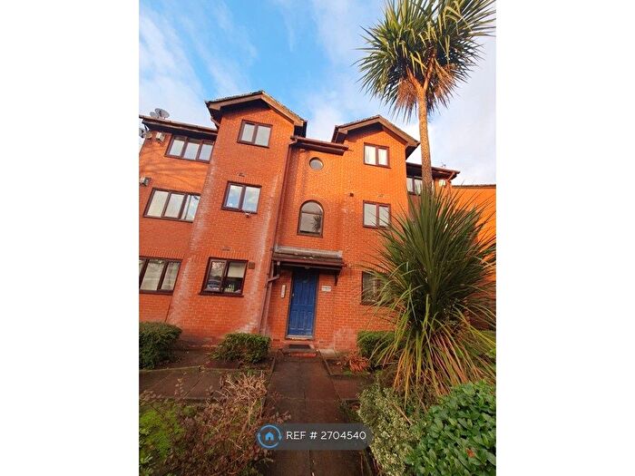 2 Bedroom Flat To Rent In Simmons Court, Manchester, M16