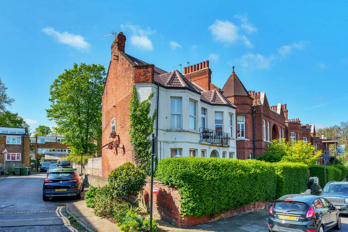 1 Bedroom Apartment To Rent In Halsmere Road, SE5