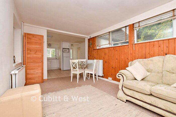 2 Bedroom Chalet For Sale In Laglands Close, Reigate, Surrey, RH2