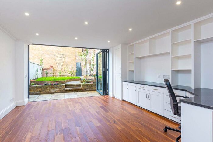 3 Bedroom Flat To Rent In Mortlake High Street, Mortlake, London, SW14