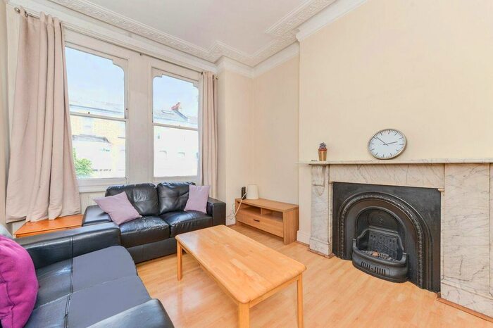 3 Bedroom Flat To Rent In Frithville Gardens, Shepherds Bush, W12