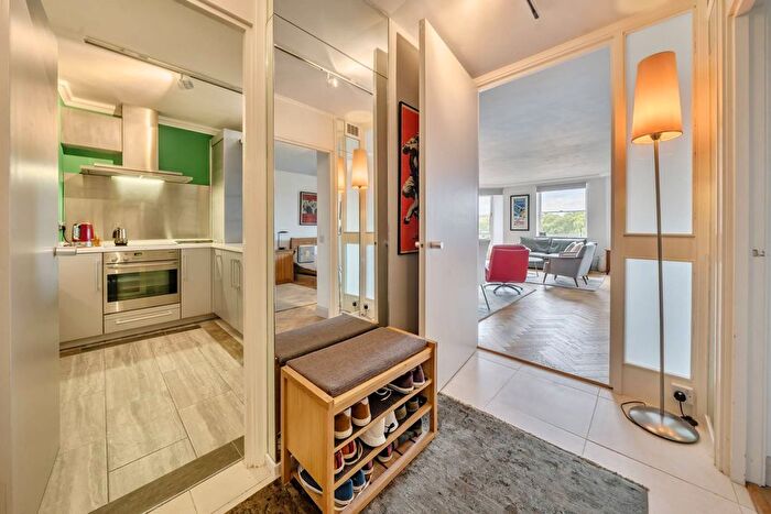 1 Bedroom Flat For Sale In Riverside Court, Nine Elms Lane, Nine Elms, London, SW8