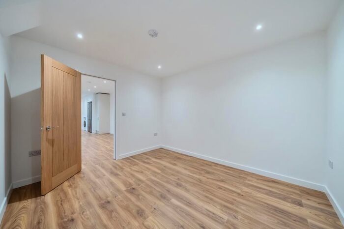 1 Bedroom Flat To Rent In Longcross, Surrey, KT16