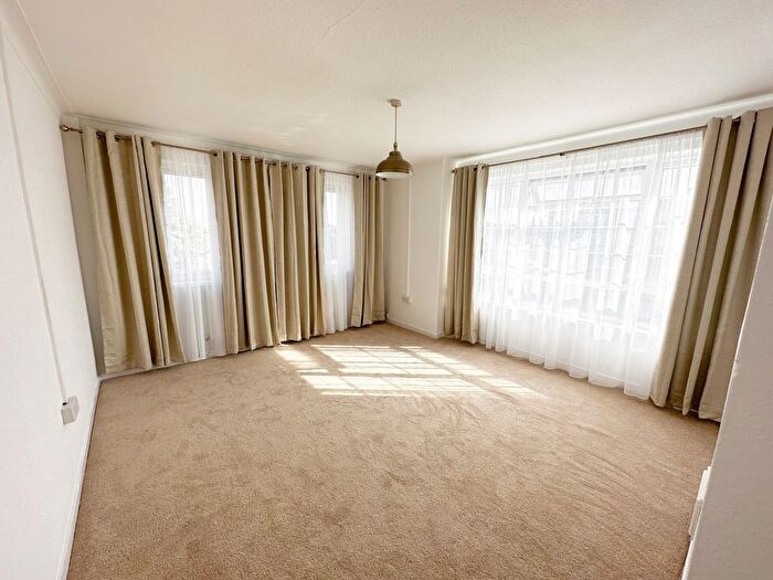 3 Bedroom Flat To Rent In Queensgate Longwood Gardens, Ilford, Essex, Uk, IG5