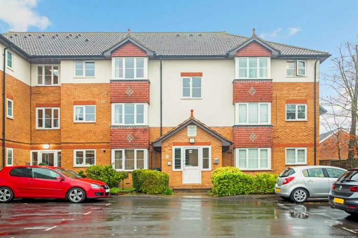 2 Bedroom Flat To Rent In Brighton Road Addlestone, KT15