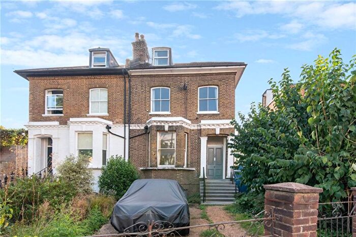 3 Bedroom Maisonette For Sale In Askew Road, London, W12