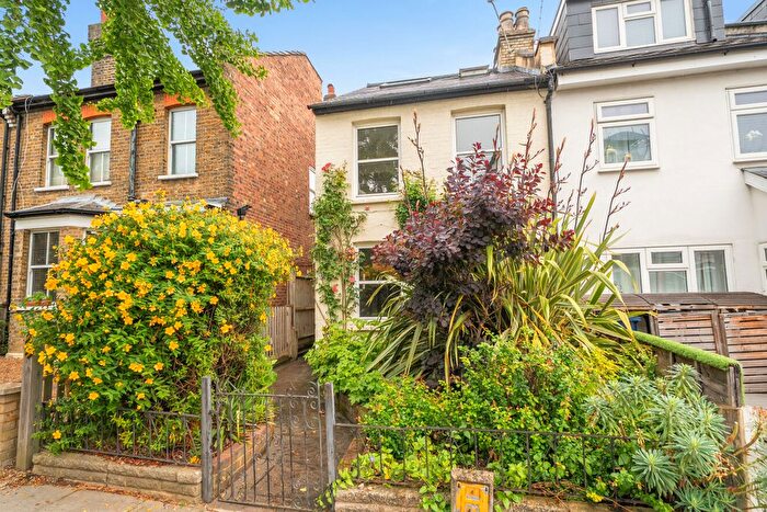 3 Bedroom Semi-Detached House For Sale In Finchley Park, London, N12