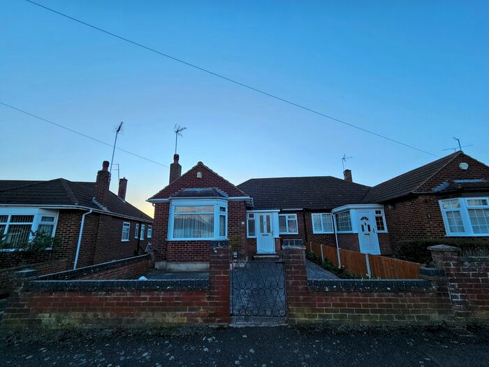 3 Bedroom Bungalow To Rent In Cranbrook Drive, Luton, LU3