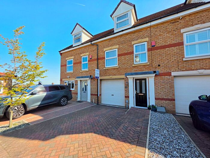 3 Bedroom Town House For Sale In Hall Bank, Barnsley, S75