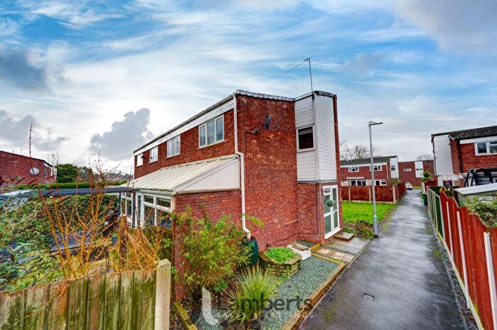 3 Bedroom Semi-Detached House For Sale In Pembridge Close, Winyates West, B98