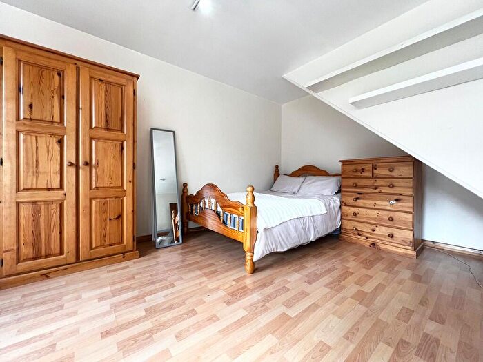 3 Bedroom Maisonette To Rent In Cranbrook, London, NW1