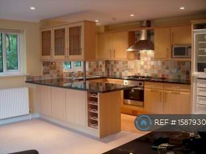 2 Bedroom Flat To Rent In Kings Court, Huddersfield, HD1