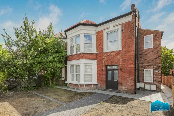 2 Bedroom Apartment To Rent In High Road, Whetstone, London, N20