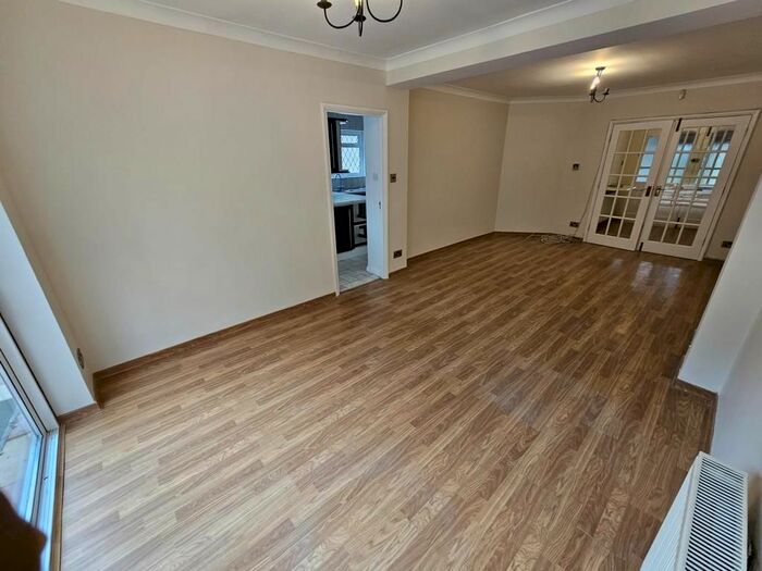 3 Bedroom Detached House To Rent In Sheringham Avenue, London, N14