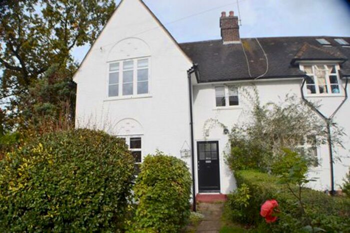 2 Bedroom Cottage To Rent In Wordsworth Walk, London, NW11