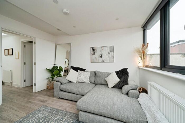 1 Bedroom Flat For Sale In High Street, Leatherhead, Surrey, KT22