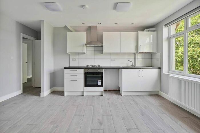 3 Bedroom Flat To Rent In Westwood Hill, South London, Sydenham, SE26